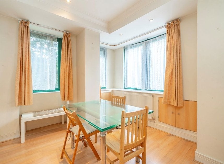Flat Brunswick Road in Greater London
