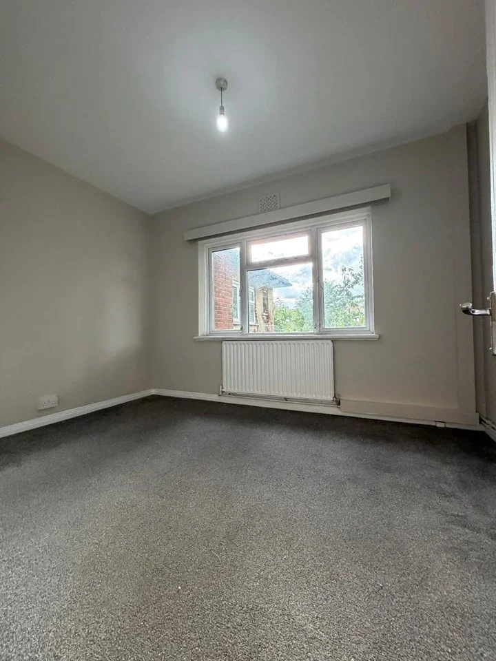 Flat Bowes Road in Greater London