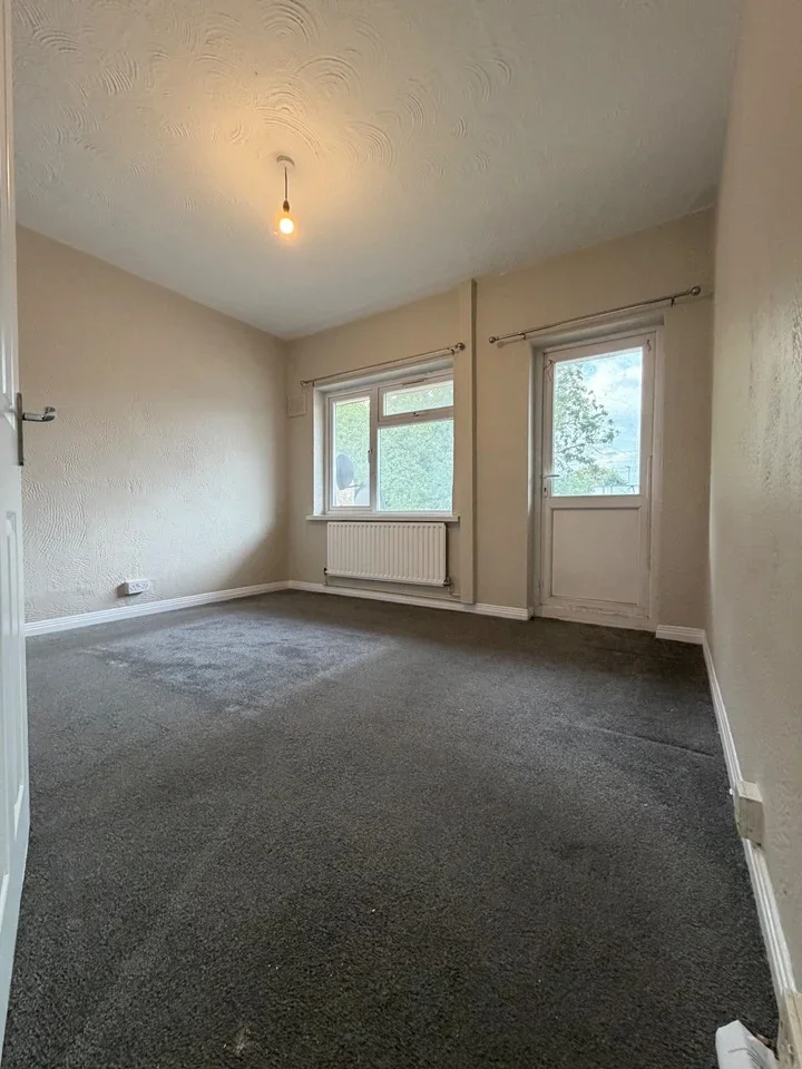 Flat Bowes Road in Greater London