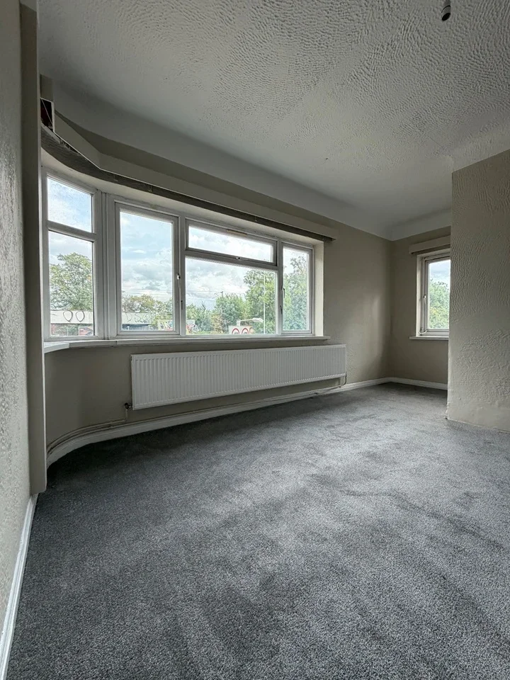 Flat Bowes Road in Greater London