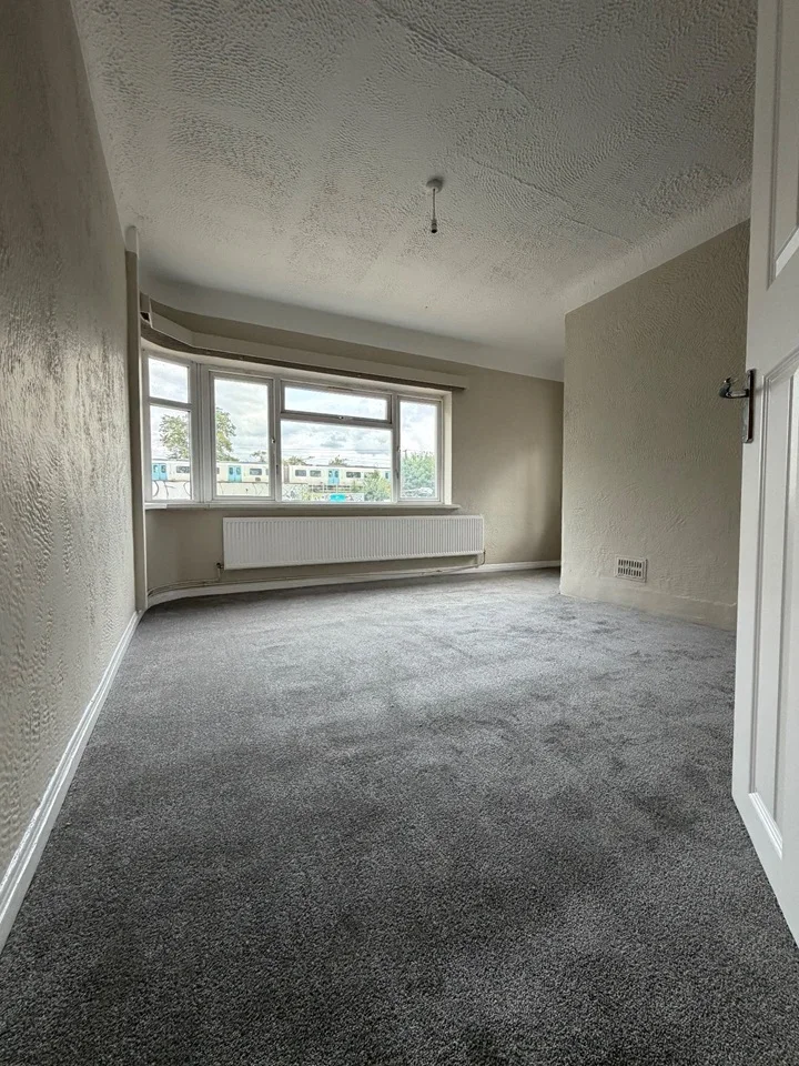 Flat Bowes Road in Greater London