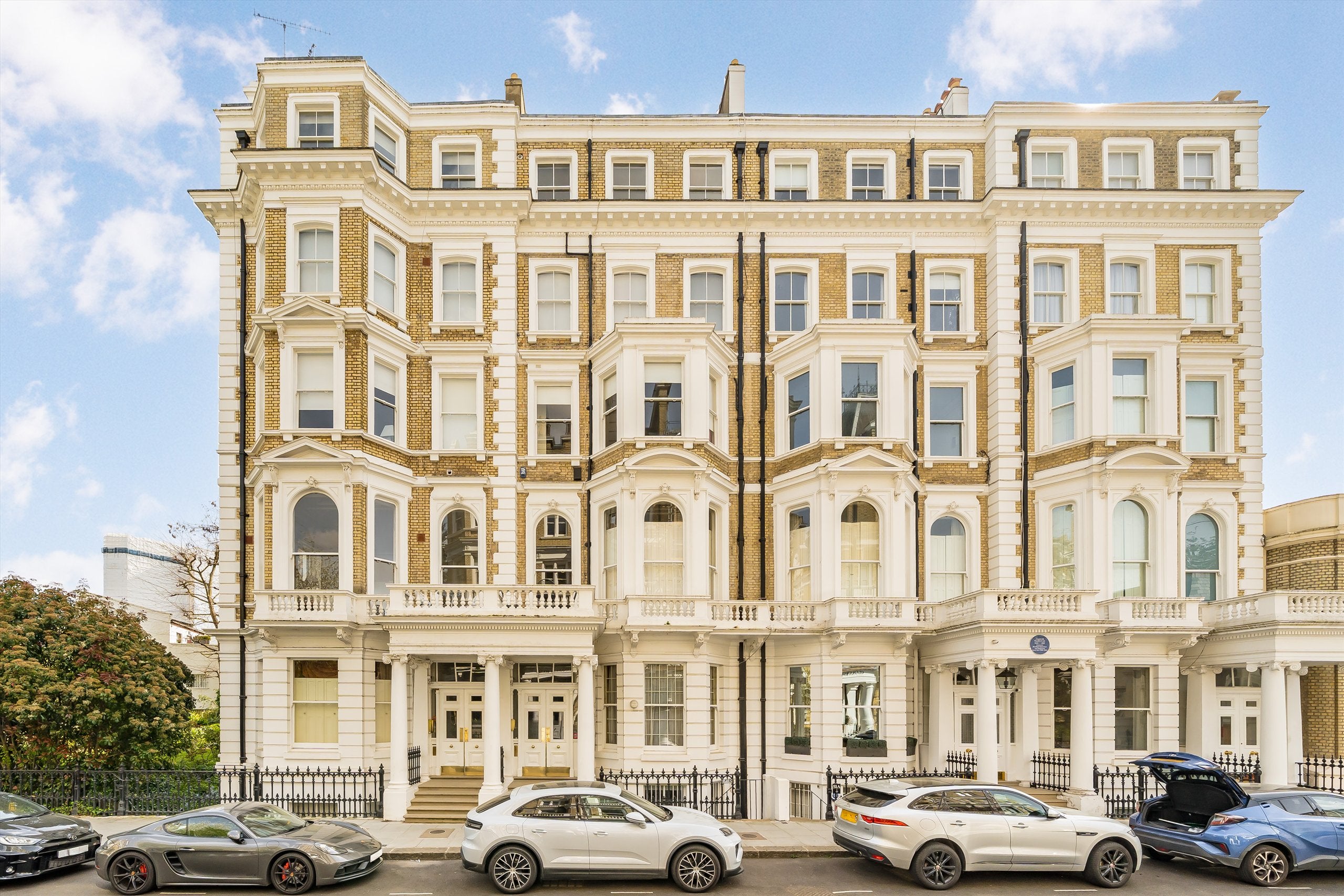 Flat Cornwall Gardens in Greater London
