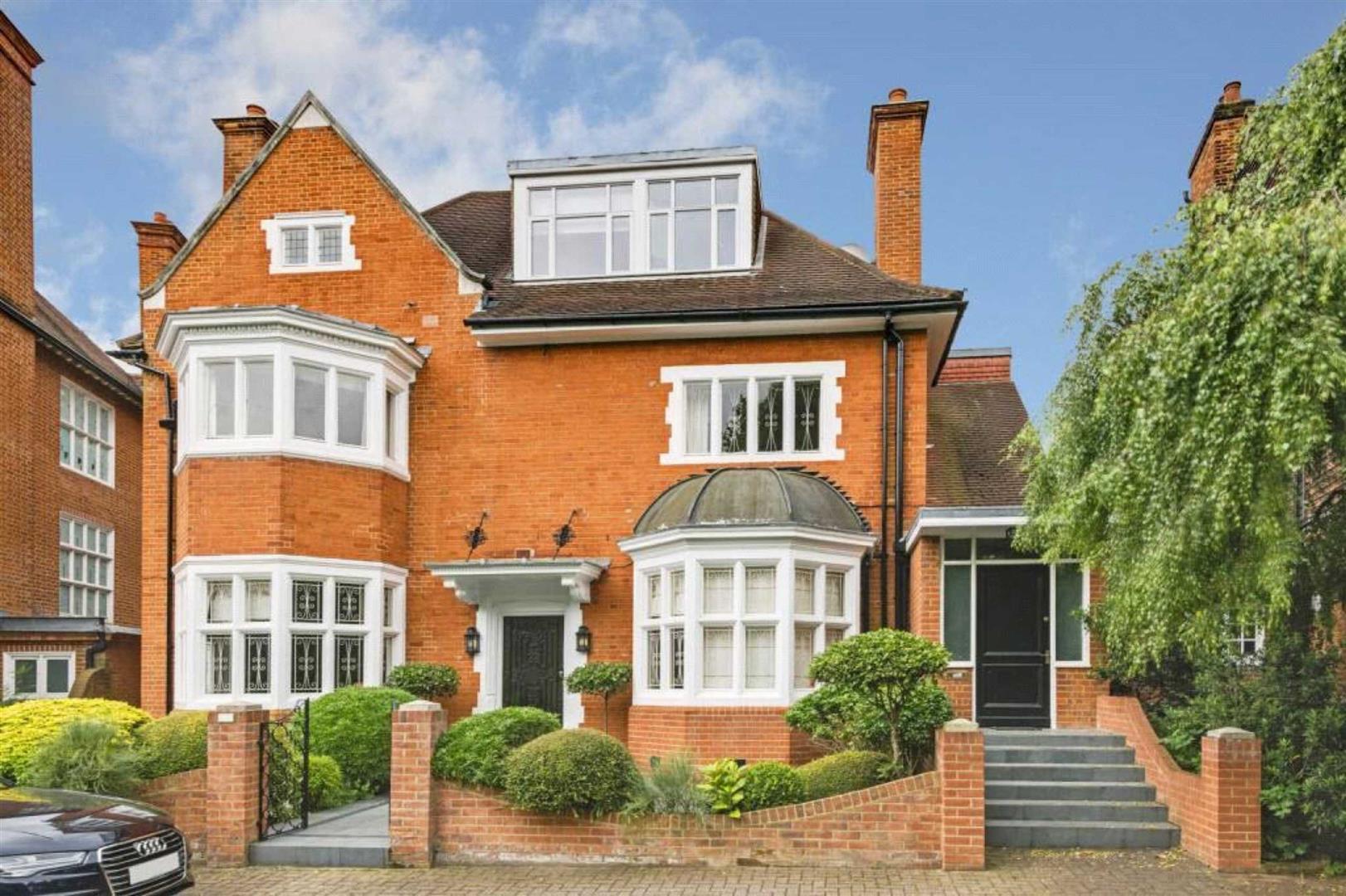 Flat Elsworthy Road in Greater London