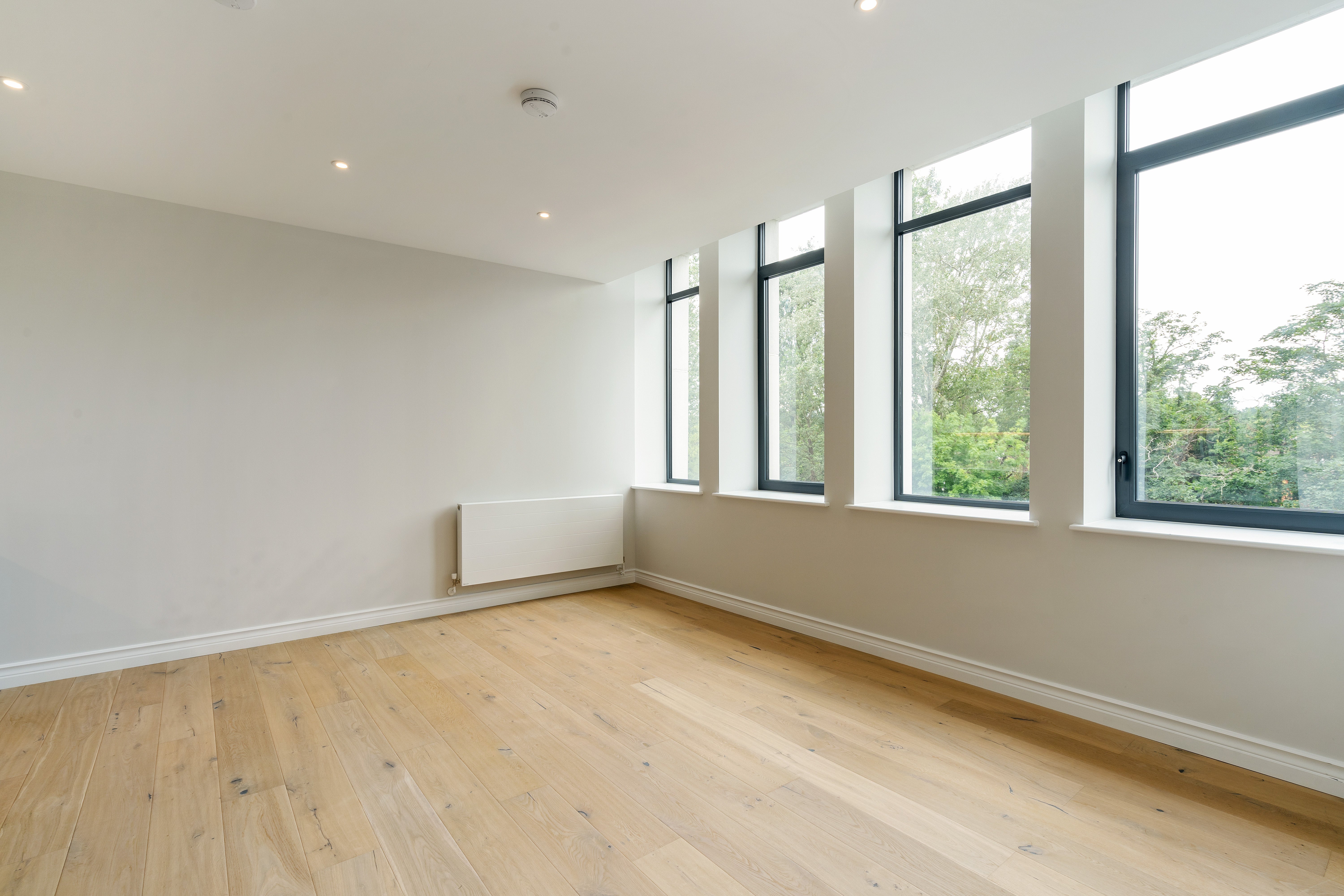 Flat Littleworth Road in Elmbridge