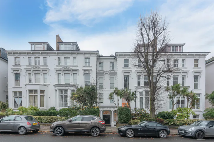 Flat Belsize Grove in Greater London