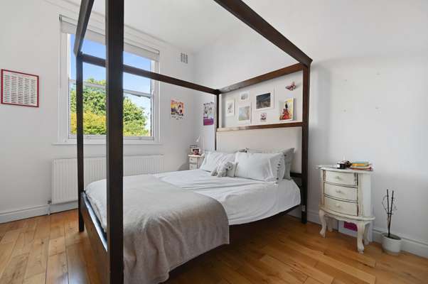 Flat Shepherds Bush Road in Greater London