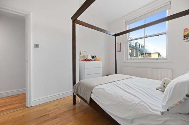 Flat Shepherds Bush Road in Greater London