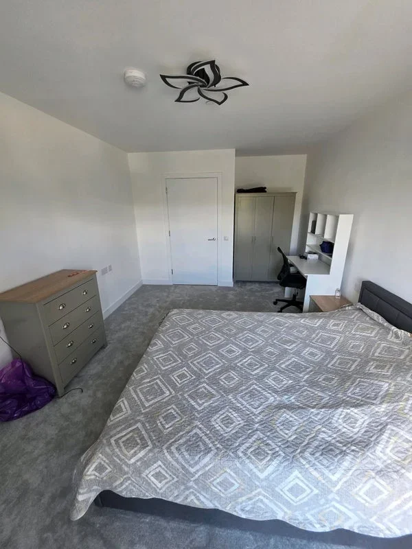 Room Hyde Estate Road in Greater London