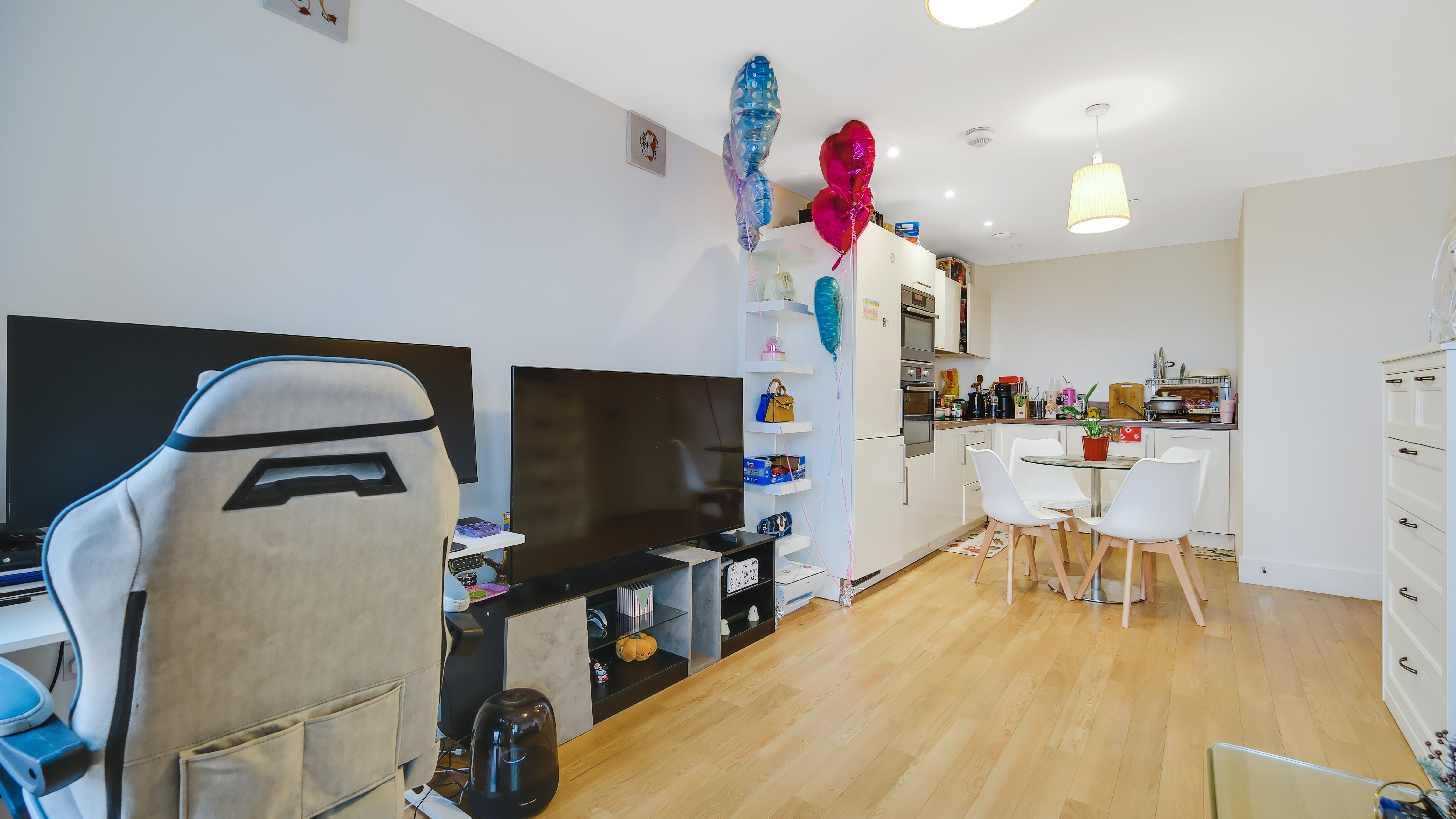 Flat Hannaford Walk in Greater London