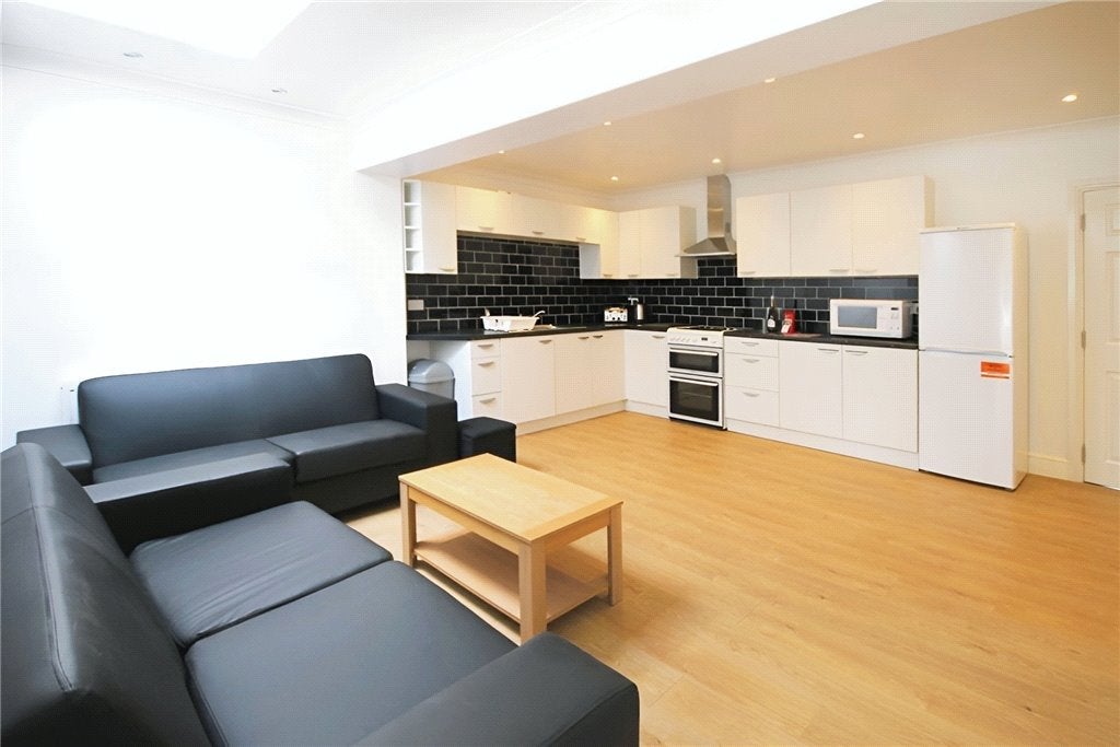 Flat Raymond Crescent in Guildford