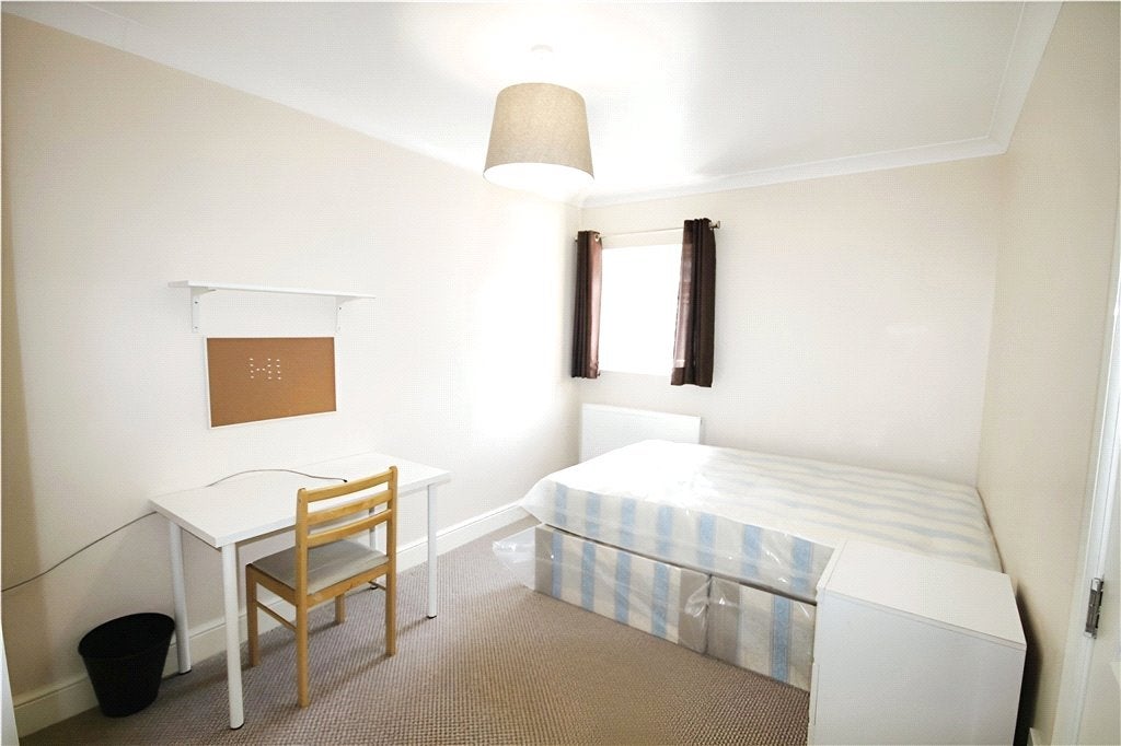 Flat Raymond Crescent in Guildford