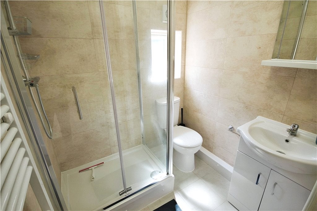 Flat Raymond Crescent in Guildford