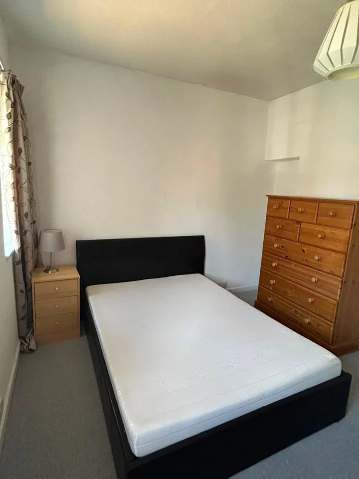 Room Huntingfield Road in Greater London