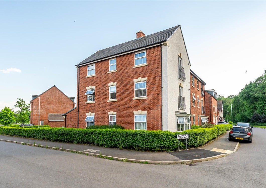 Flat Bloomfield Crescent in Dawley