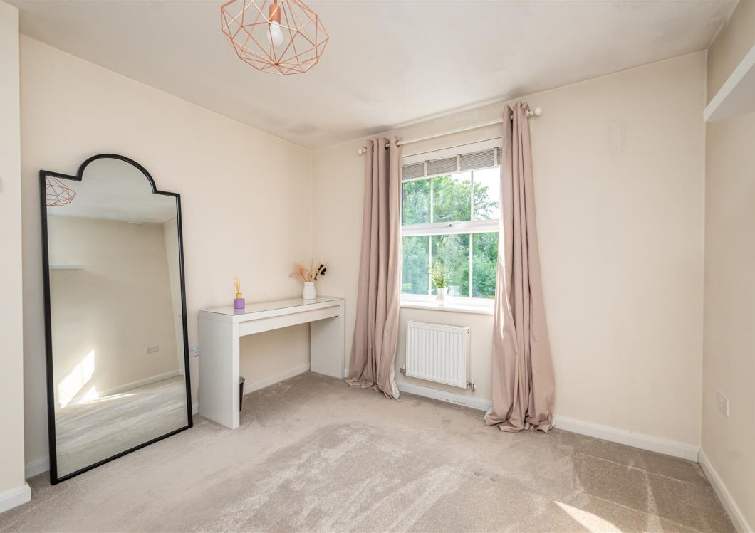 Flat Bloomfield Crescent in Dawley