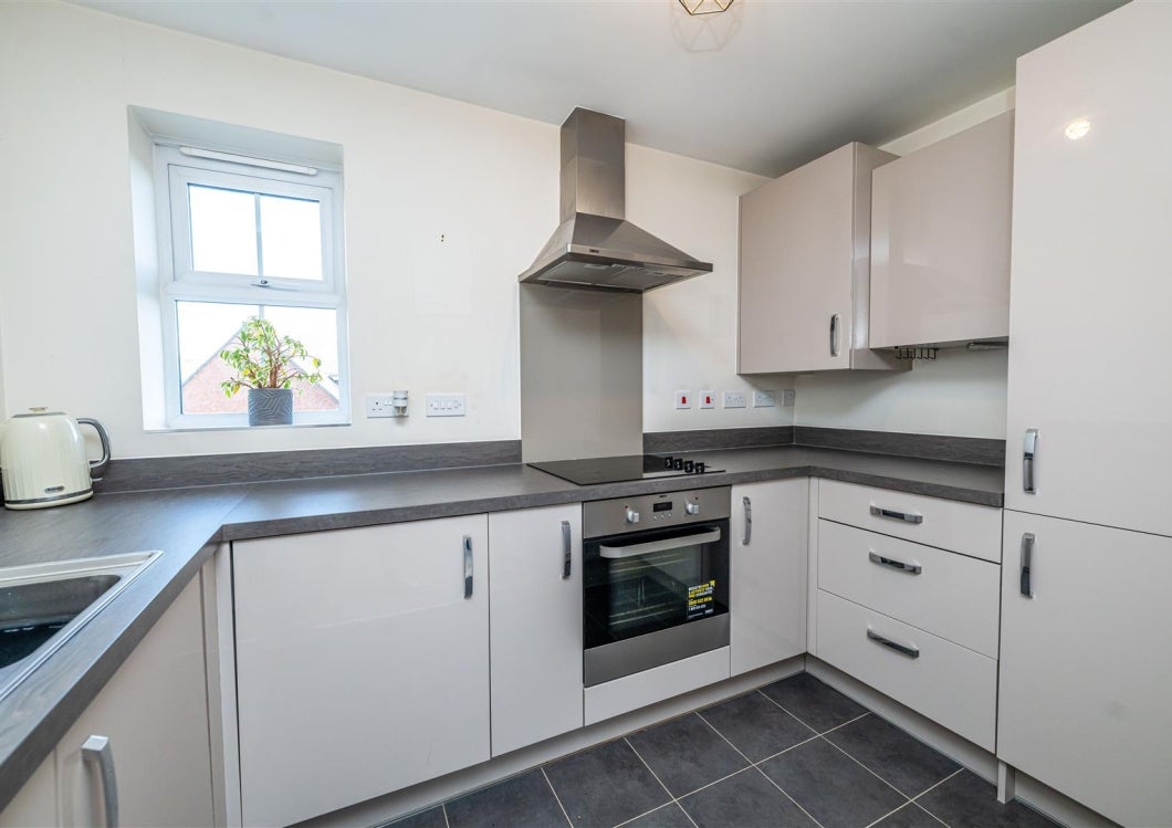 Flat Bloomfield Crescent in Dawley