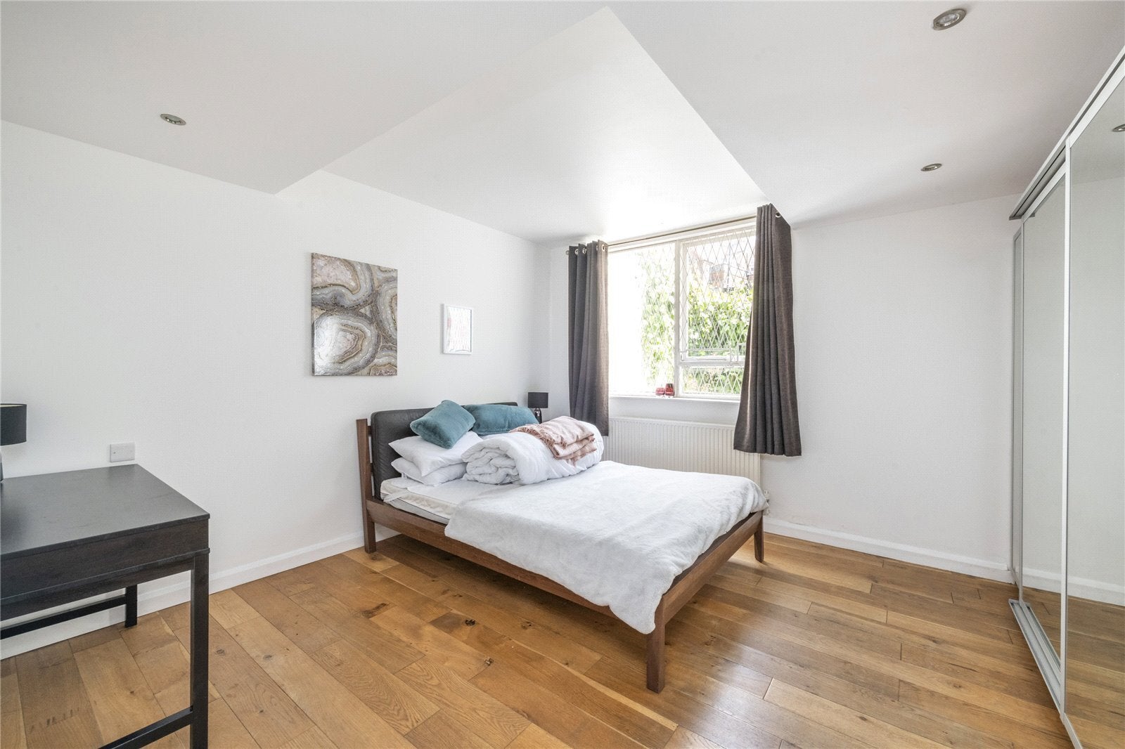 Flat Frognal Lane in Greater London