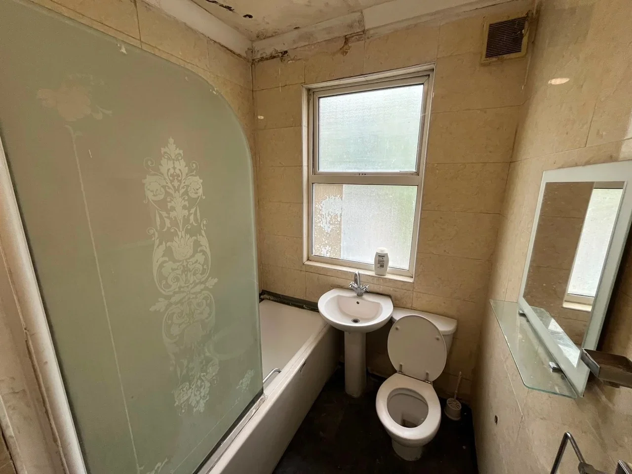 Room Westbury Avenue in Greater London