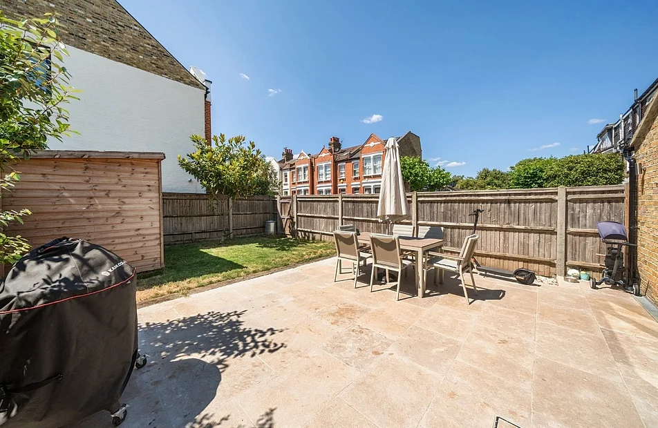 Flat Avondale Road in Greater London