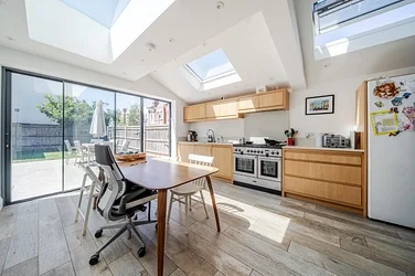 Flat Avondale Road in Greater London