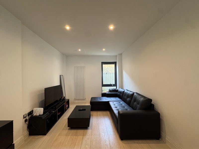 Room Leytonstone Road in Greater London