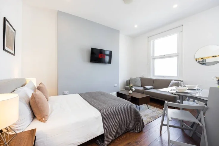 Flat Warwick Road in Greater London