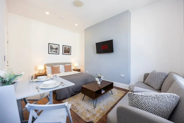 Flat Warwick Road in Greater London