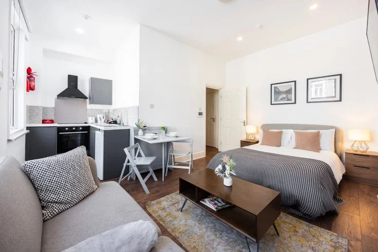 Flat Warwick Road in Greater London