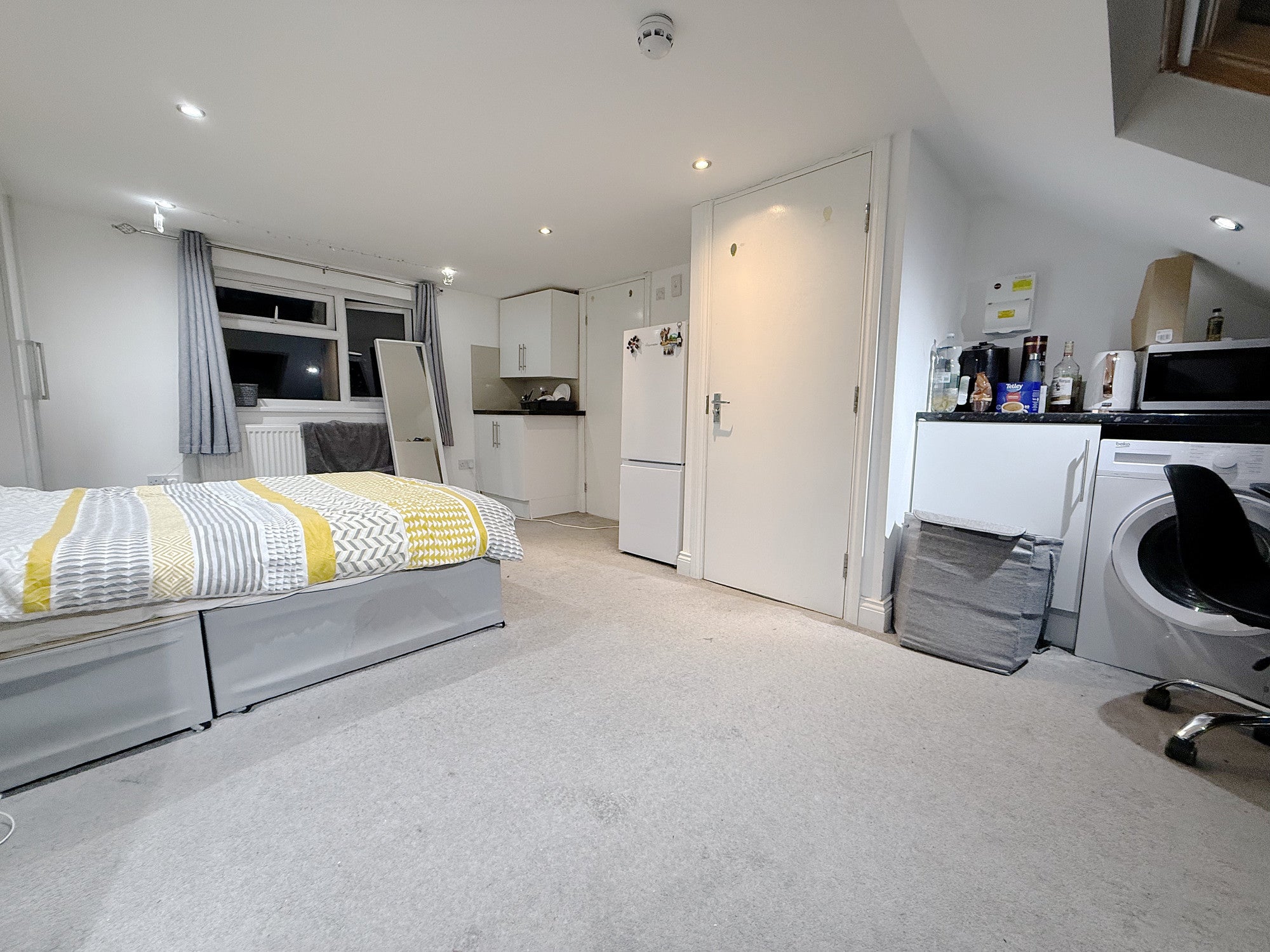 Room Orchard Avenue in London