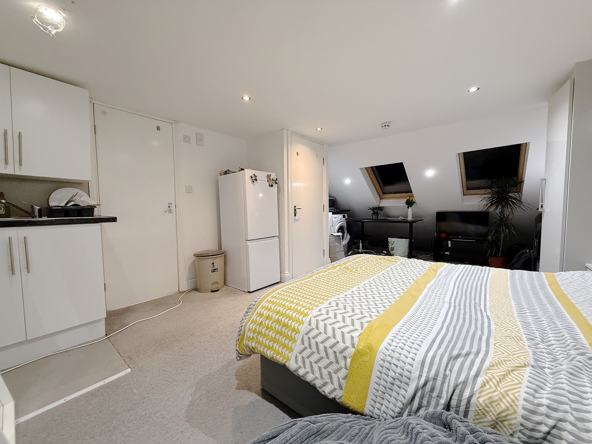 Room Orchard Avenue in London