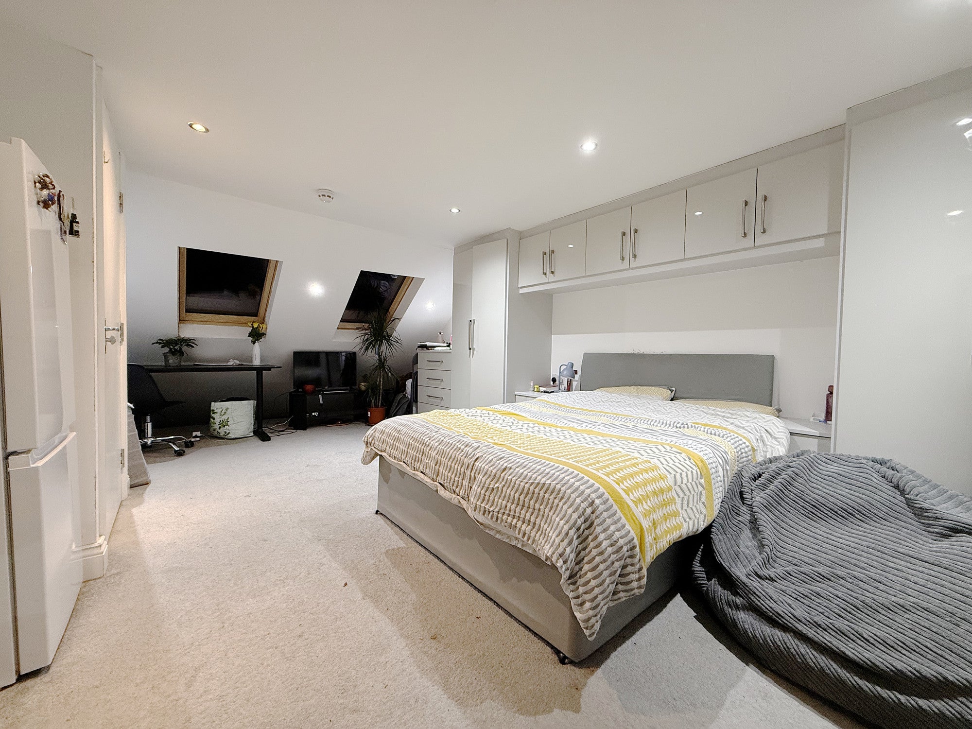 Room Orchard Avenue in London