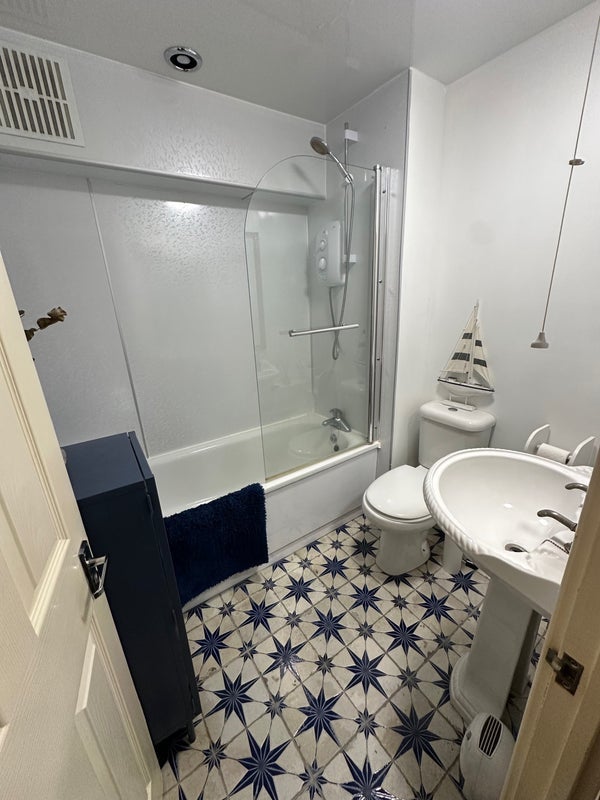 Room Dumbiedykes Road in City of Edinburgh