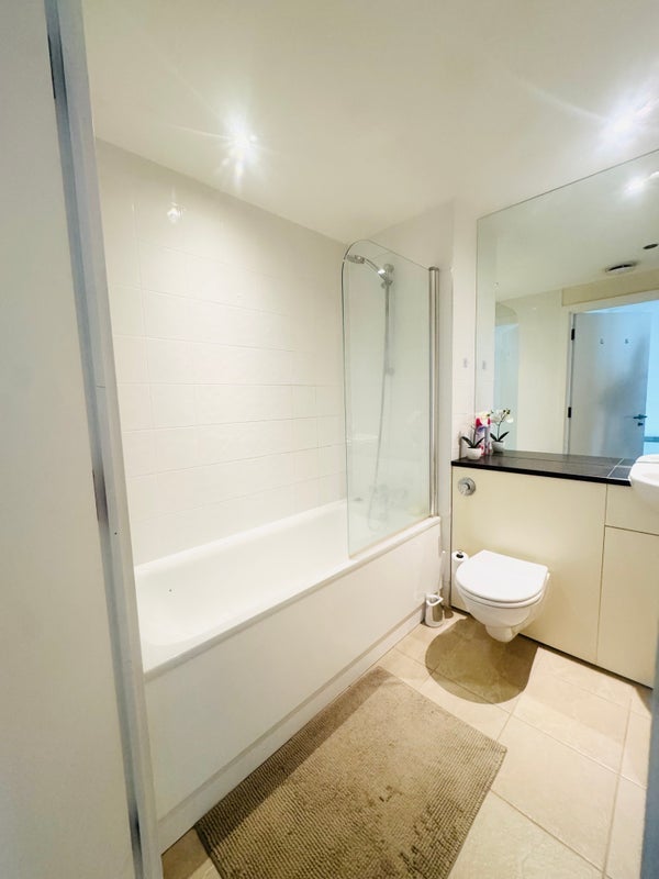 Flat Crampton Street in Greater London