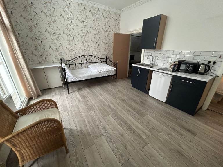 Flat Goldhawk Road in Greater London