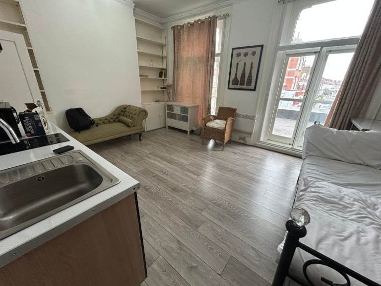 Flat Goldhawk Road in Greater London