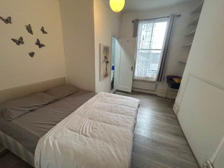 Flat Goldhawk Road in Greater London
