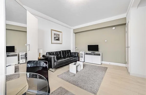 Room Upper Woburn Place in London