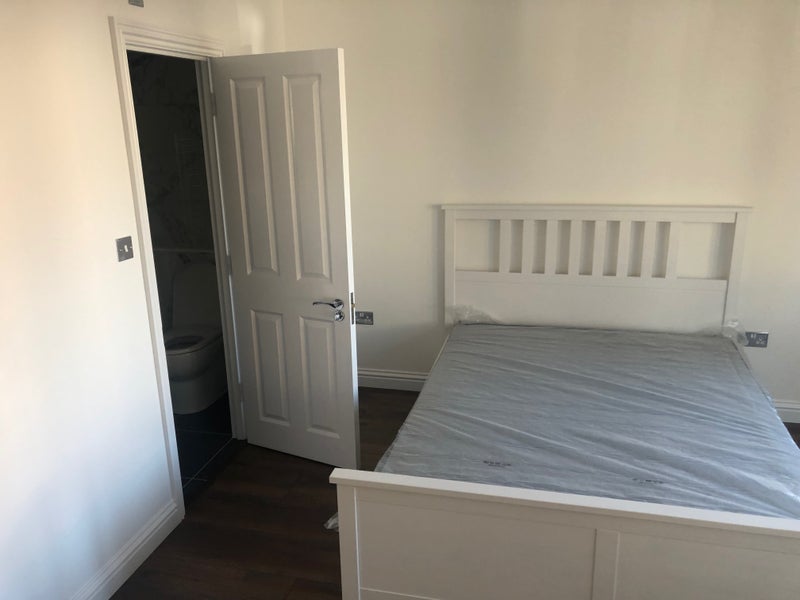 Room Fordhook Avenue in Greater London