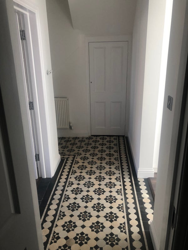 Room Fordhook Avenue in Greater London