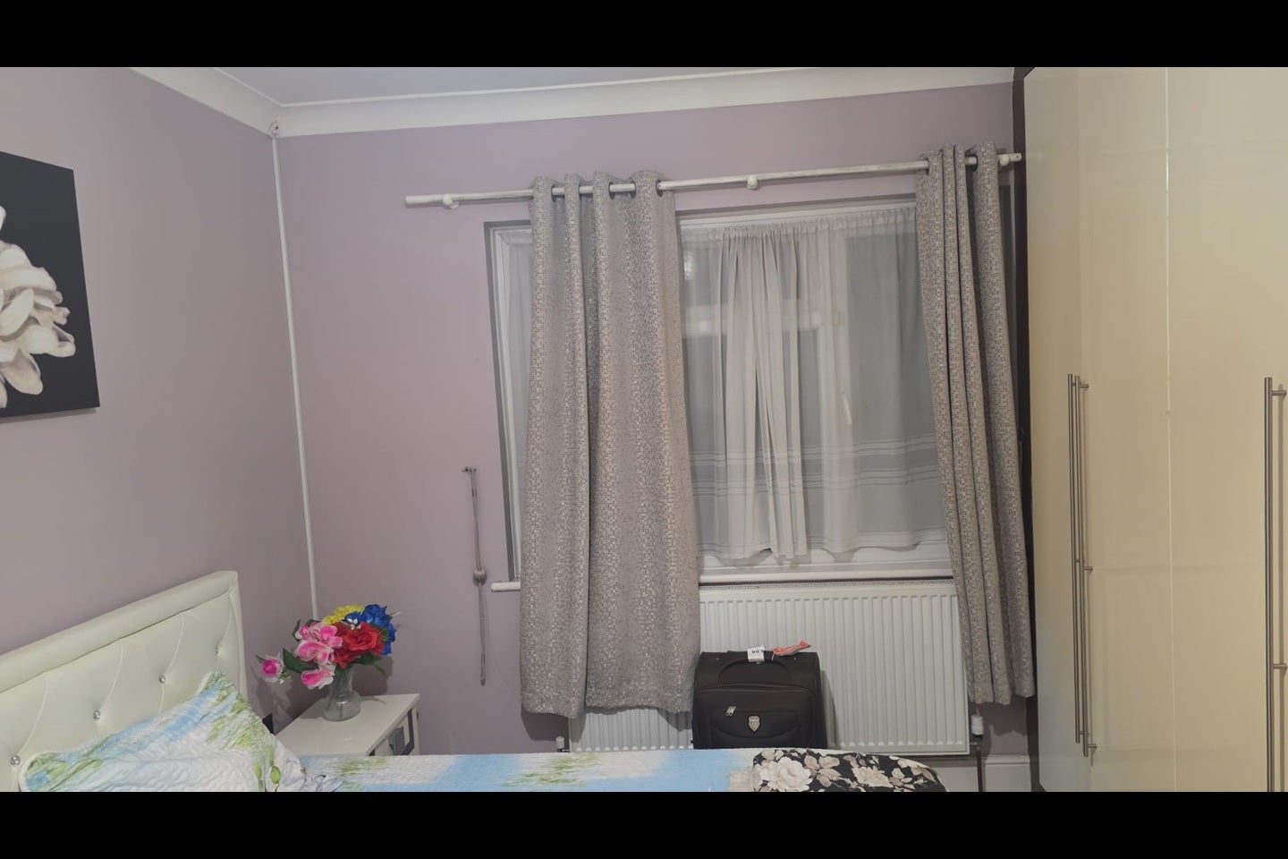 Room Greenford Road in Greater London