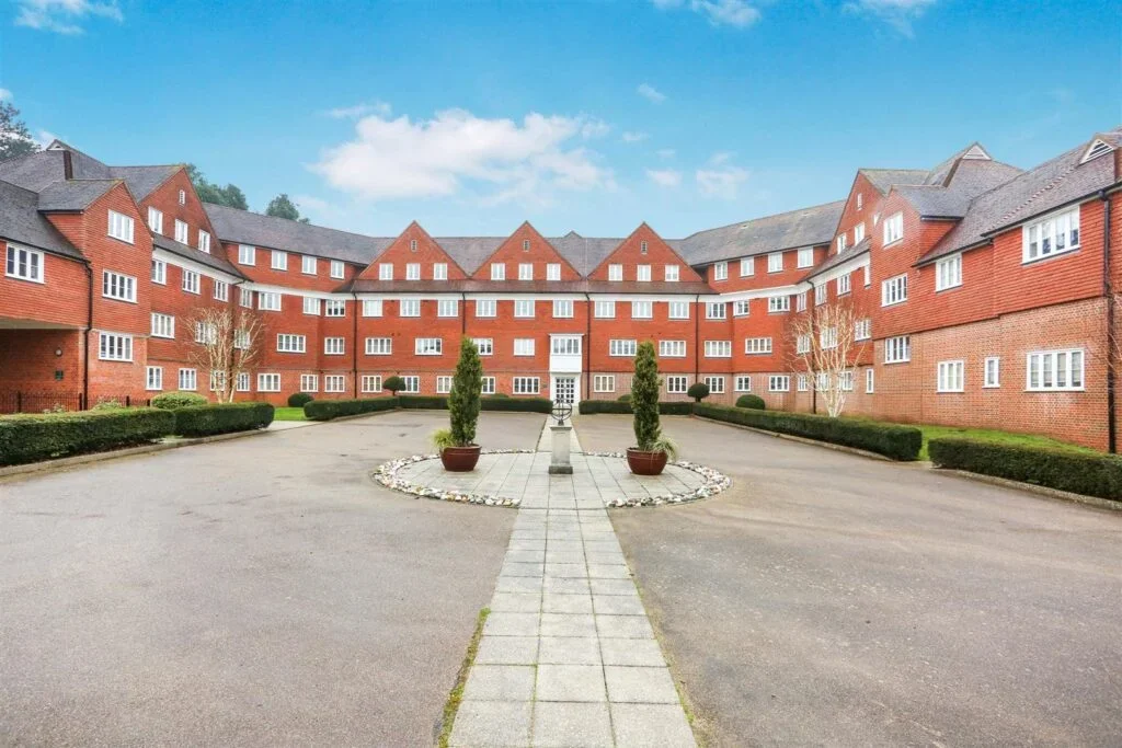 Flat Elizabeth Drive in Reigate and Banstead
