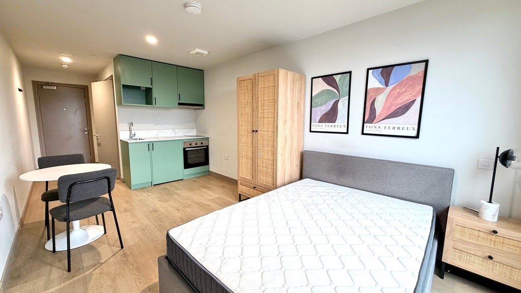 Flat Victoria Road in Greater London