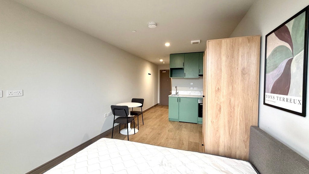 Flat Victoria Road in Greater London