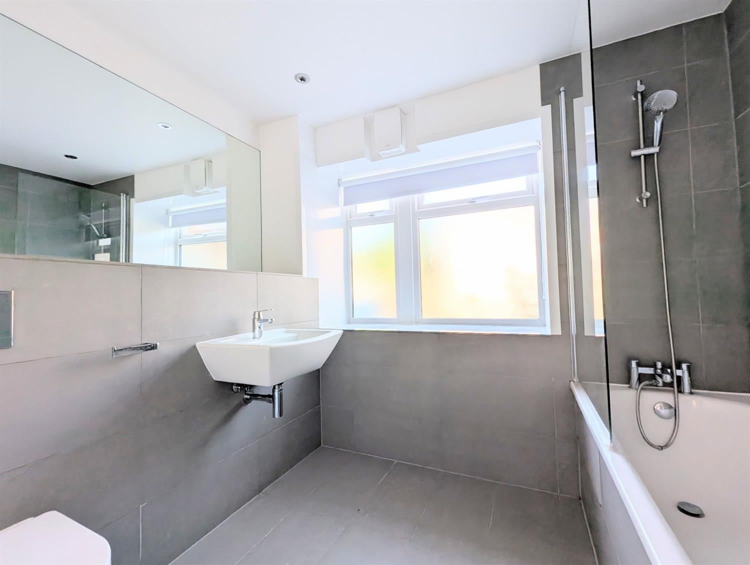 Flat Bishopric in Horsham