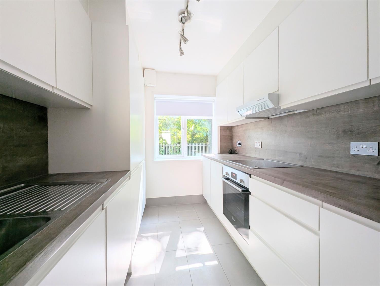 Flat Bishopric in Horsham