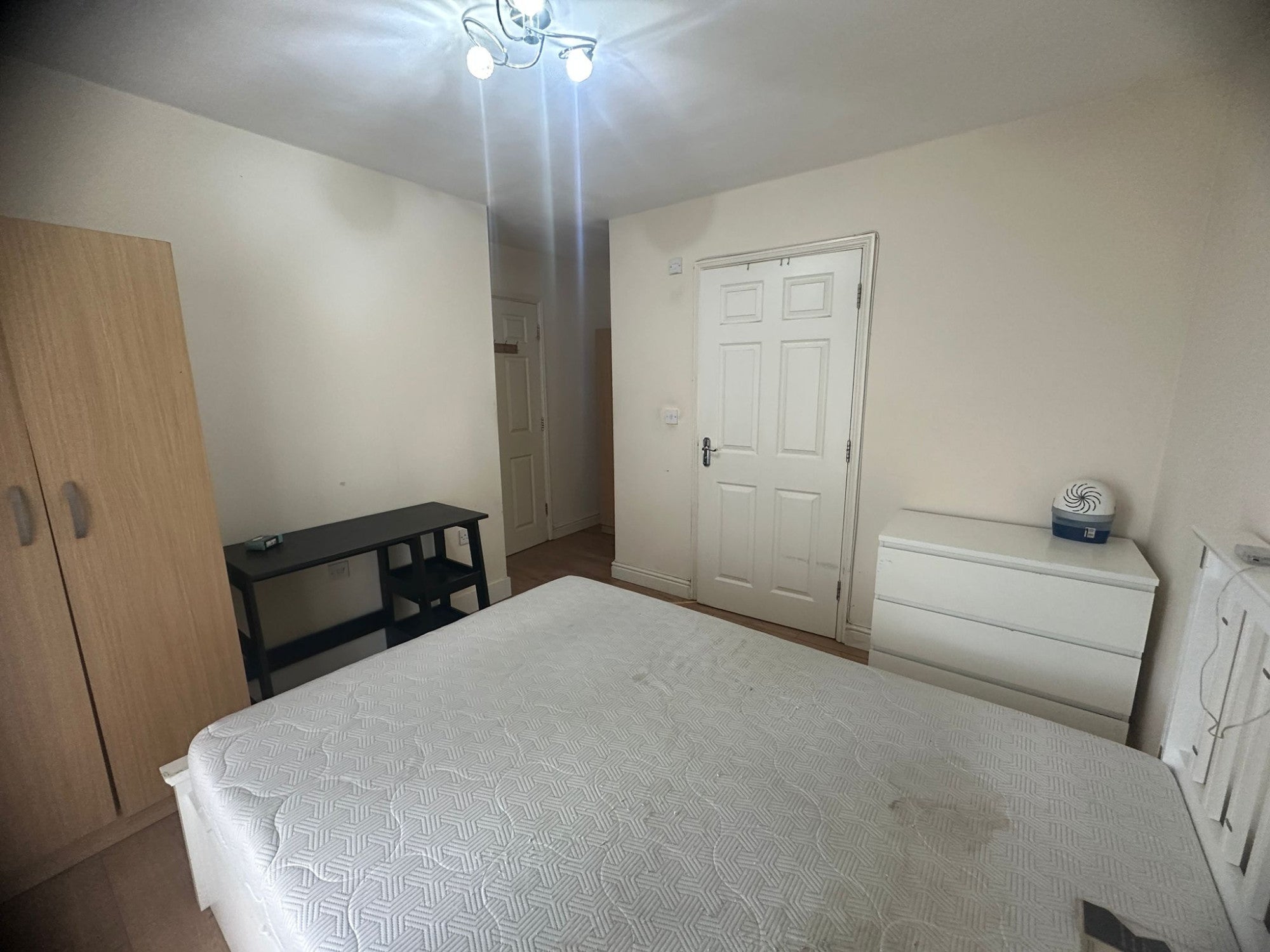 Flat Piper Way in Greater London