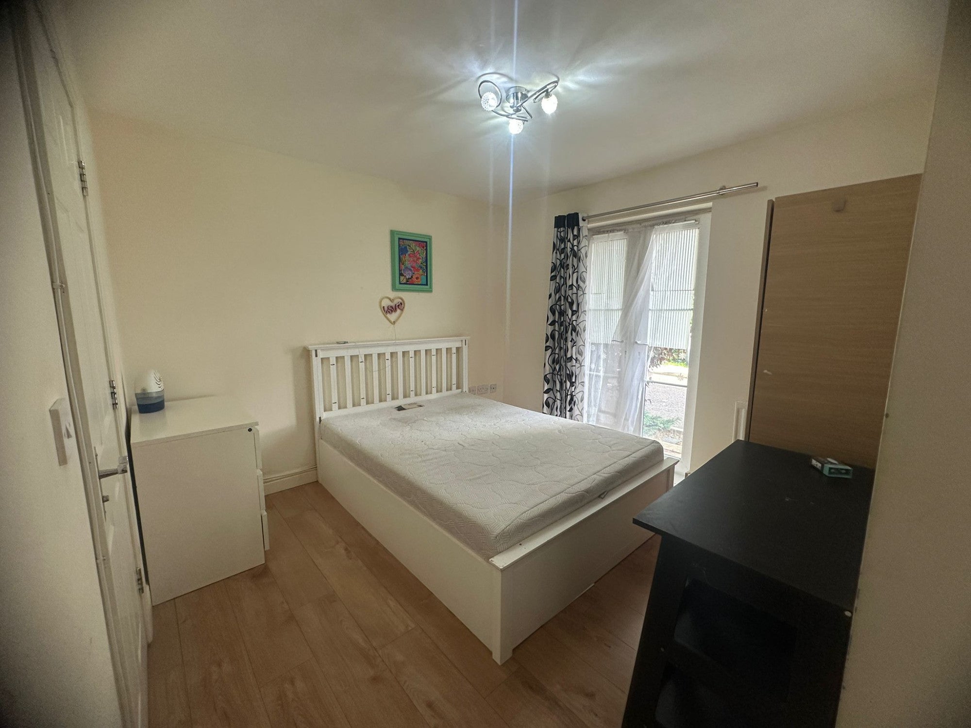 Flat Piper Way in Greater London