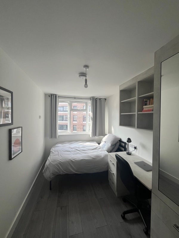 Room Fellows Court in Greater London