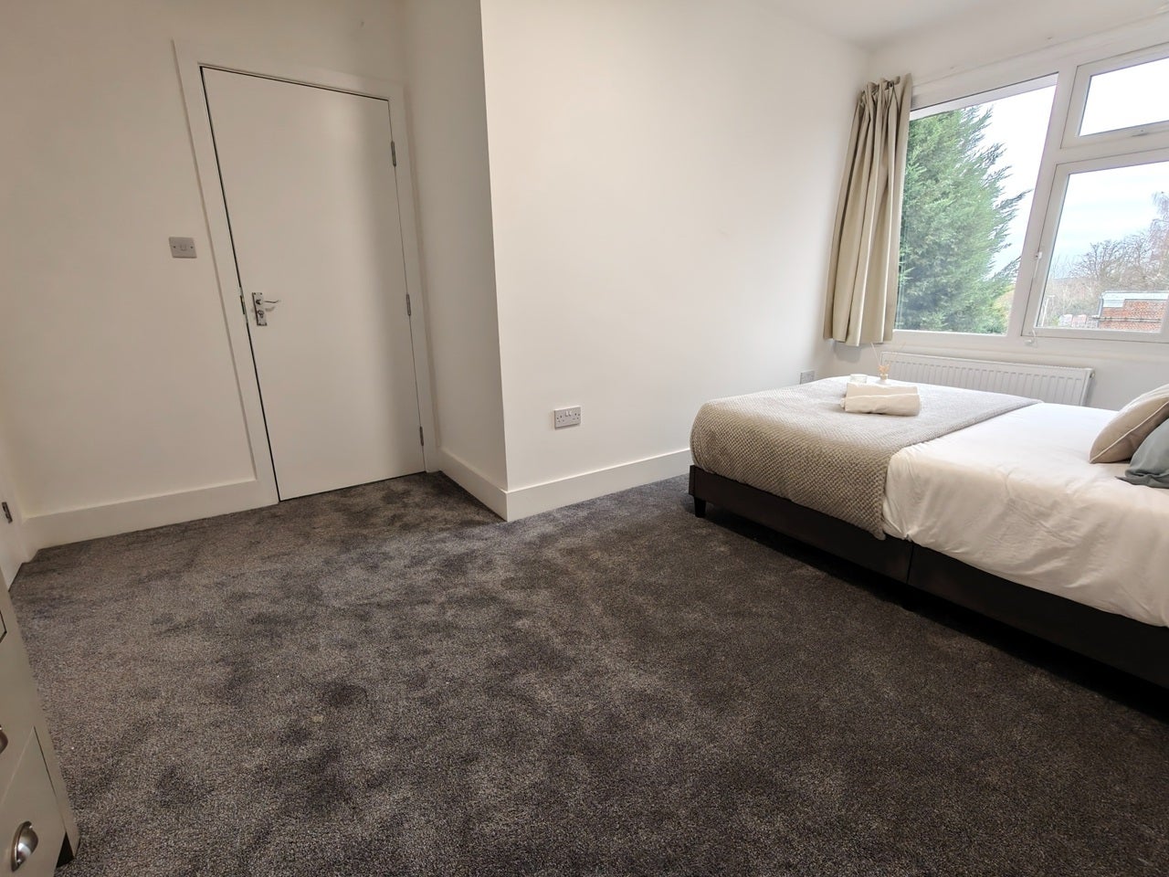 Room Whitchurch Lane in Greater London