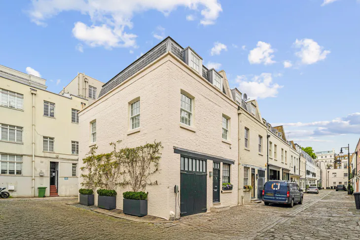 House Lyall Mews in City of Westminster